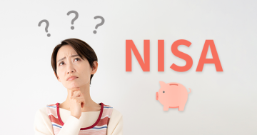 NISAについて不安そうに考える中年女性と「NISA」の文字、貯金箱と疑問符のイラスト