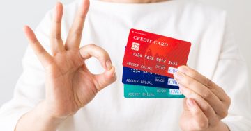 ポイントが貯まりやすいおすすめのクレジットカードをOKサインで紹介する女性